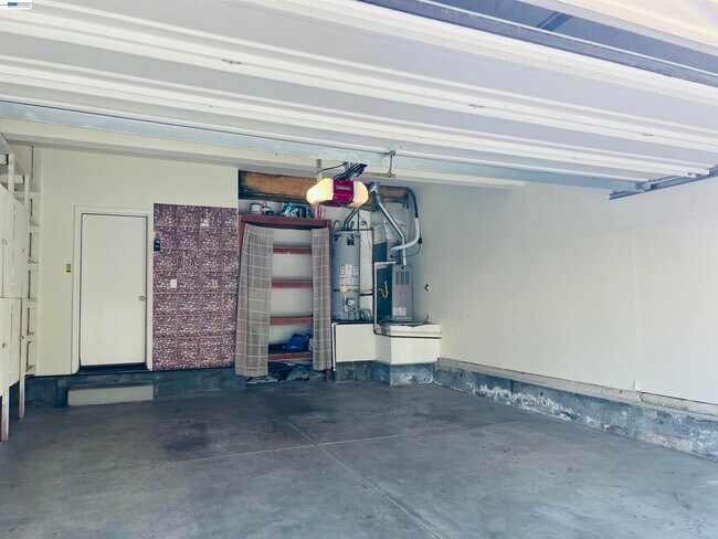 Building Photo - 3089 Lakemont Dr