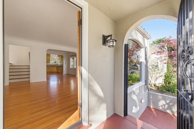 Building Photo - Spacious 2 Bed, 2 Bath Home