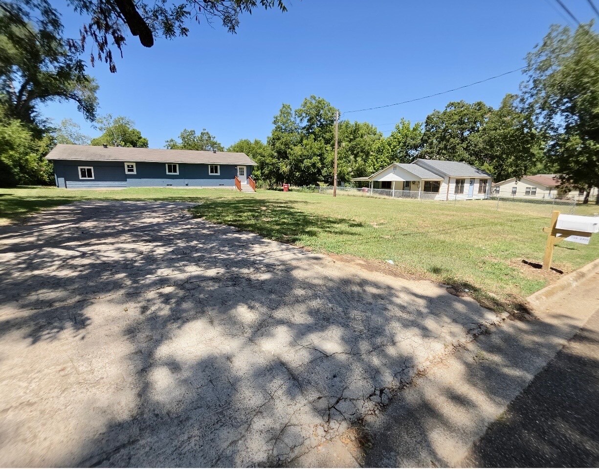 Building Photo - 208 Miller St