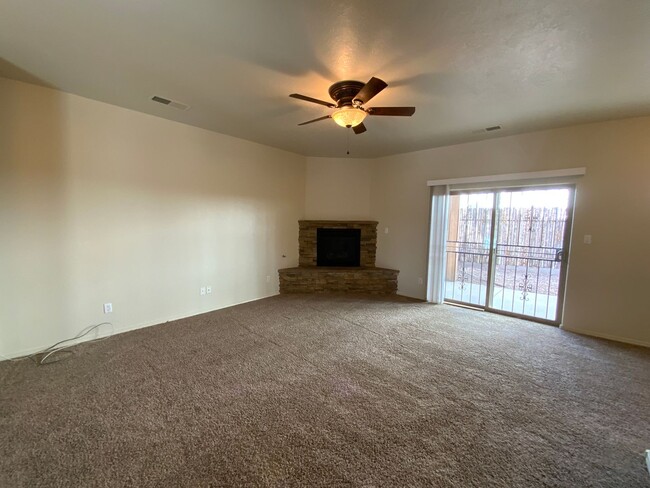 Building Photo - 3 Bedroom Town home Near 4th Street SW & B...