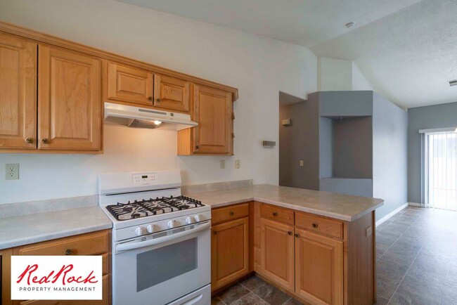 Building Photo - Dog Friendly - 3 Bedroom, 2 Bathroom Prope...