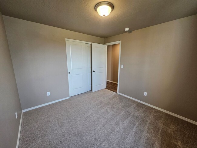 Building Photo - First month rent FREE with 12 month lease!
