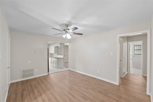 Building Photo - 7111 Pinehook Ln