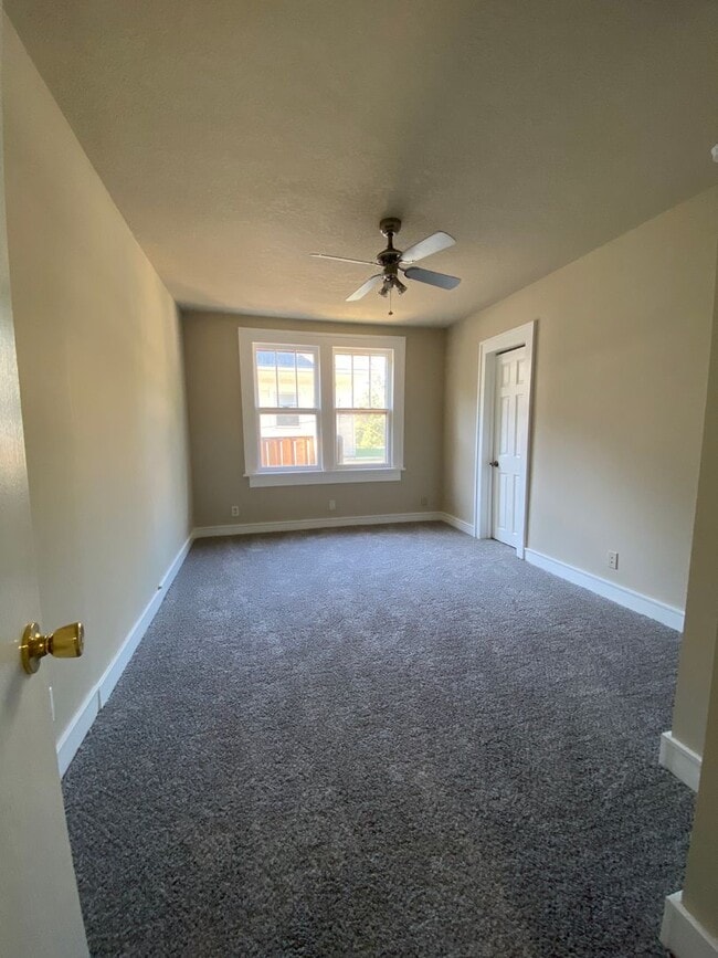 Building Photo - 4 Bedroom 2 Bathroom 2 Stall Detached Garage