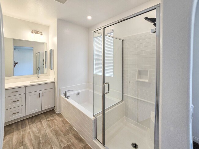 Building Photo - Highly upgraded townhome in Carlsbad