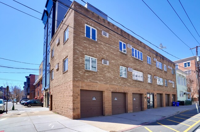 Building Photo - 632 Adams St