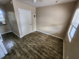 Building Photo - 400 11th St W