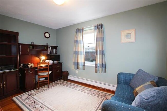 Building Photo - 2Br/1Bth apartment available June 1st ! Public transportation, close to shops and restaurants!