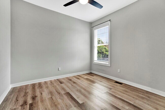 Building Photo - 100 E Maple St