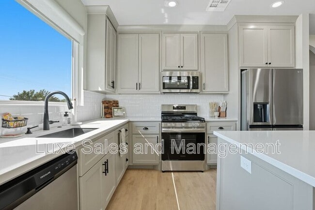 Building Photo - 4200 Abbey Pk Dr