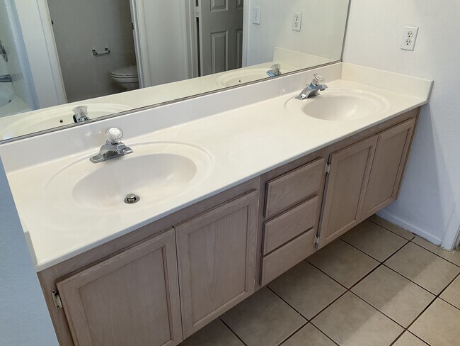 Building Photo - 5726 Roundrock Dr