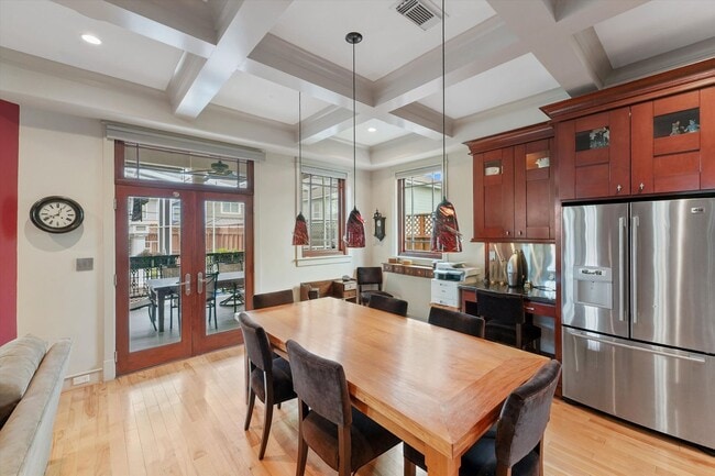 Building Photo - Refined Elegance Meets Modern Innovation i...