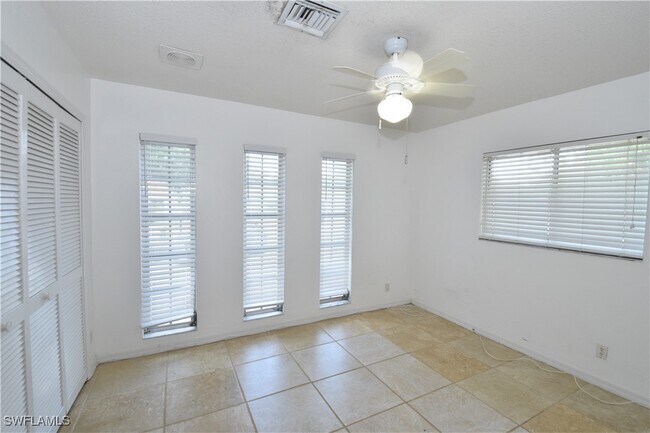 Building Photo - 3461 Lakeview Dr