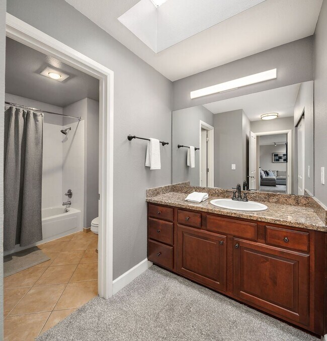 Building Photo - Top Floor Condo with Skyline Views in Merc...