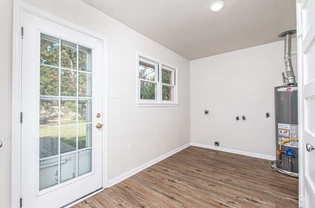 Building Photo - Renovated 3 Bed / 2 Bath Brick Home with 2-Car Garage & Fenced Yard in North Temple