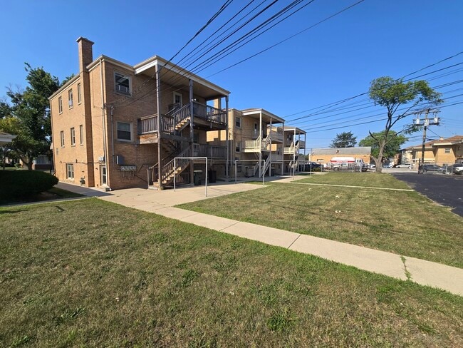 Building Photo - 7124 W Jarvis Ave