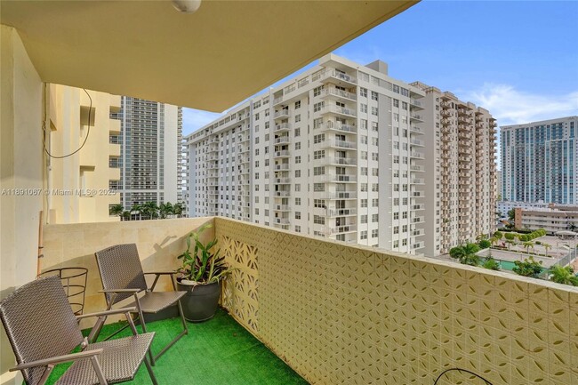 Building Photo - 1833 S Ocean Dr