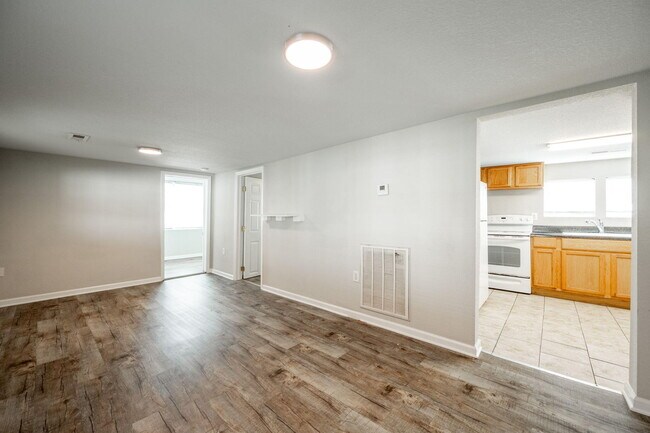 Building Photo - 276 S Center St