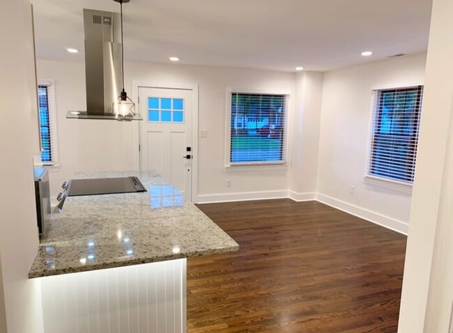 Building Photo - 1916 E 65th St