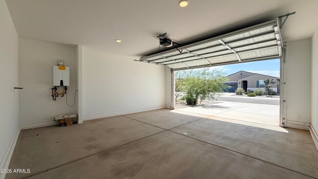 Building Photo - 37406 W San Clemente St
