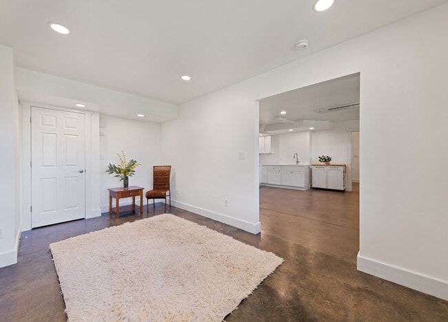 Building Photo - 179 Goldfinch Ln