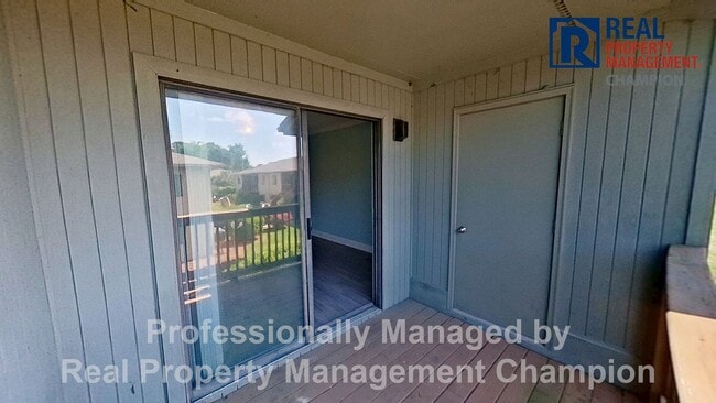 Building Photo - Beautiful Upper-Level Condo with Convenient Mid-Town Location