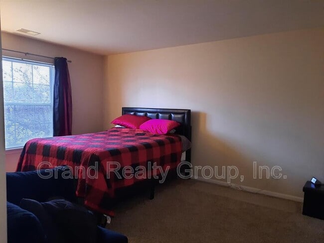 Building Photo - 1075 N Village Dr