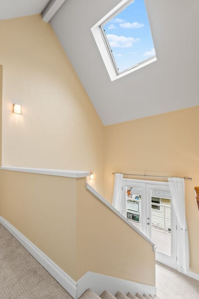 Building Photo - Quintessential West Seattle Townhome with Air Conditioning