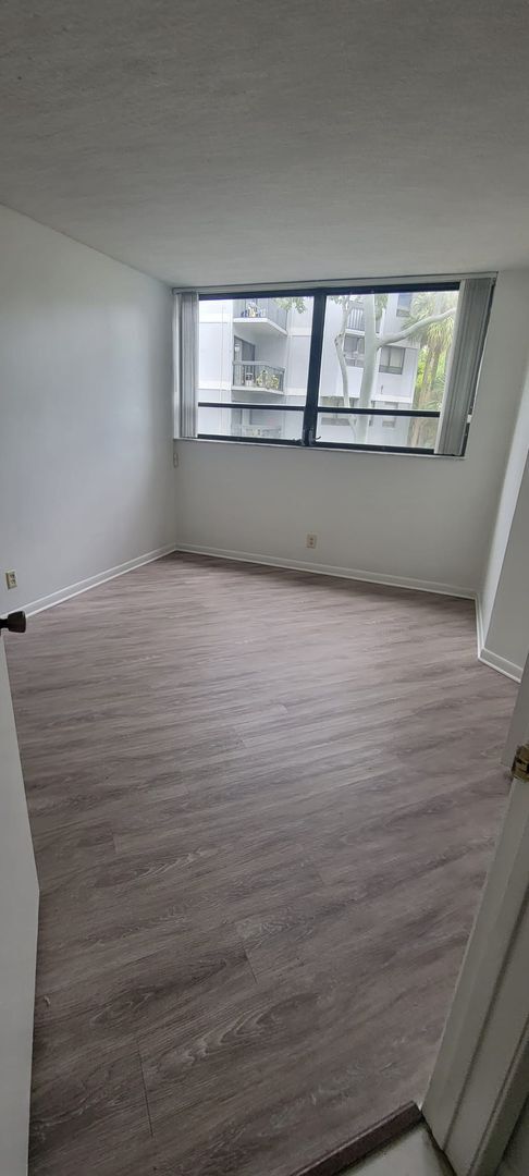 Building Photo - One bedroom unit near Palm Beach Outlets