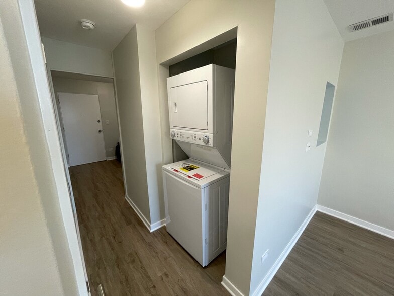 Building Photo - 2677 N Lincoln Ave