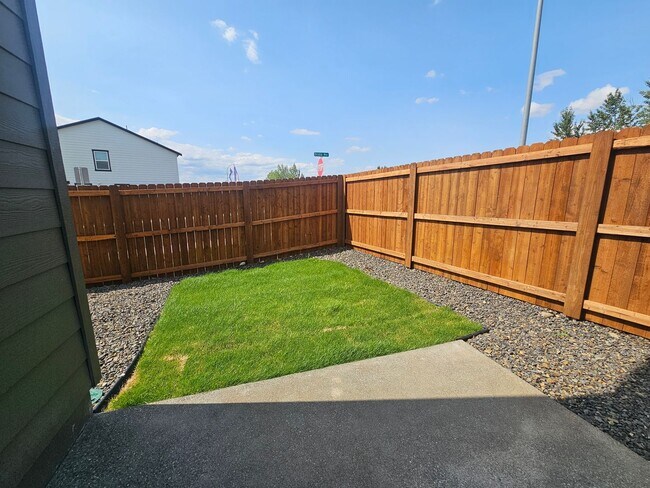 Building Photo - Stunning 4-Bedroom Pet-Friendly Home for L...