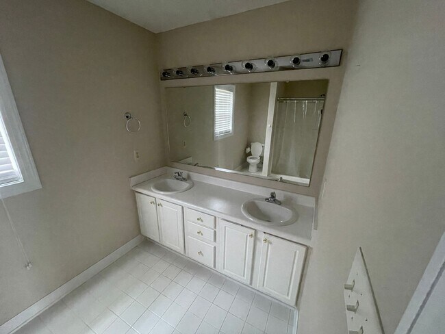 Building Photo - 3 Bedroom 2 Bath Single Family House in Carriage Run Subdivision - Cul de Sac location