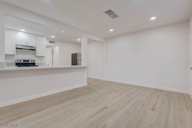 Building Photo - 342 S Water St