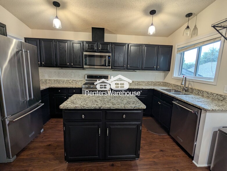 Building Photo - 1120 Westbury Cir