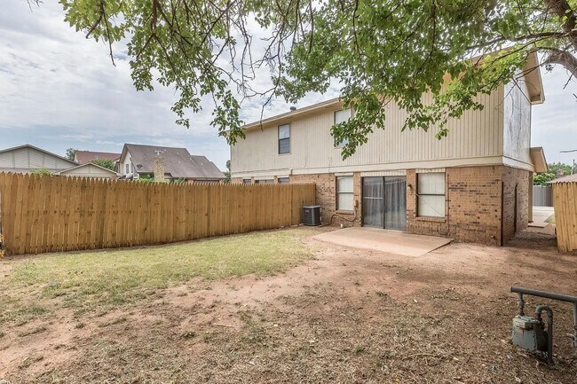 Building Photo - Beautiful 2BD/2.5 BTH Home Right off of NW Expressway and Shopping Areas