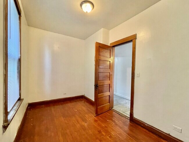Building Photo - 2923 N Springfield Ave