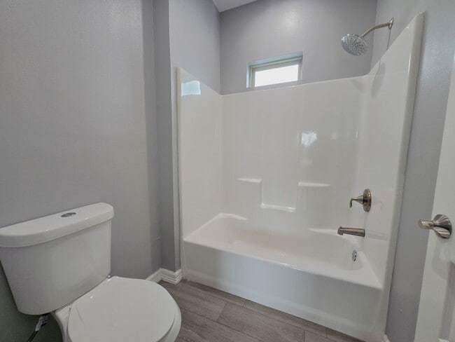 Building Photo - Beautiful Modern 4 Bed/3 Bath/2 Gar Centra...