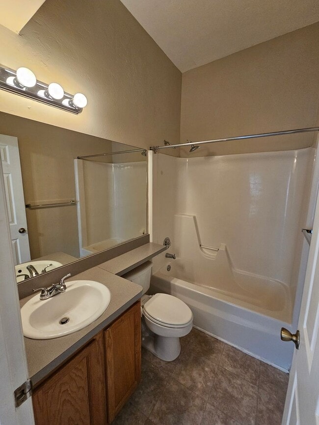 Building Photo - 2 Bedroom/ 2.5 Bath in Victoria Station