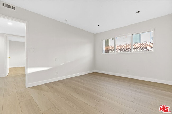 Building Photo - 330 E Dryden St