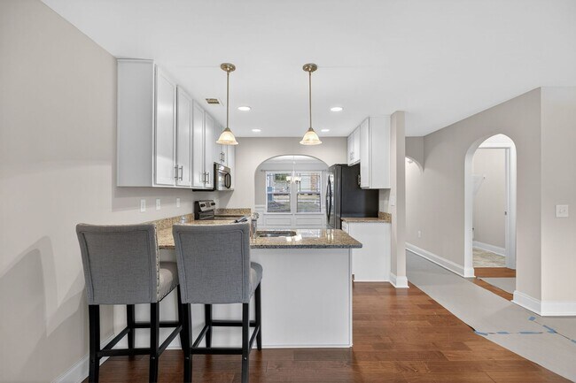 Building Photo - Move-In Ready Gem with Main-Level Owner's Suite