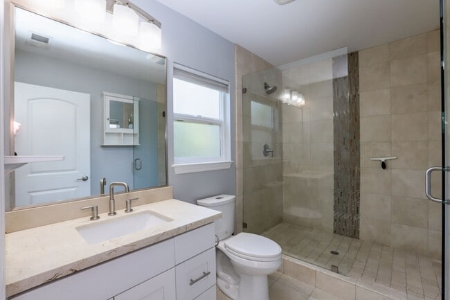 Building Photo - 4 Bed / 2 Bath Updated Redwood City Home w...