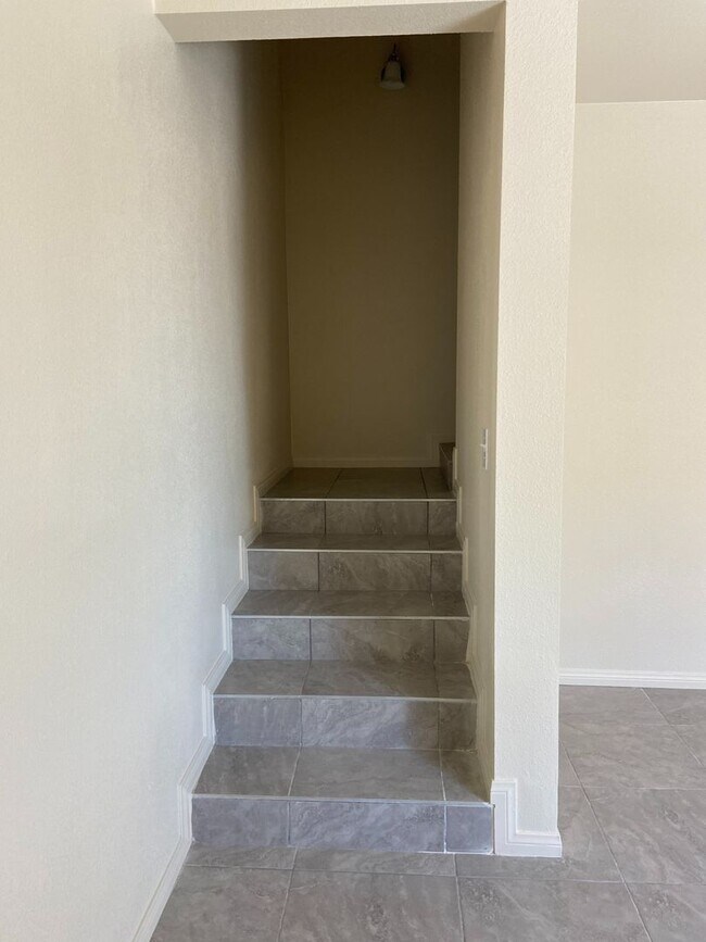 Building Photo - 574 Holt Ave