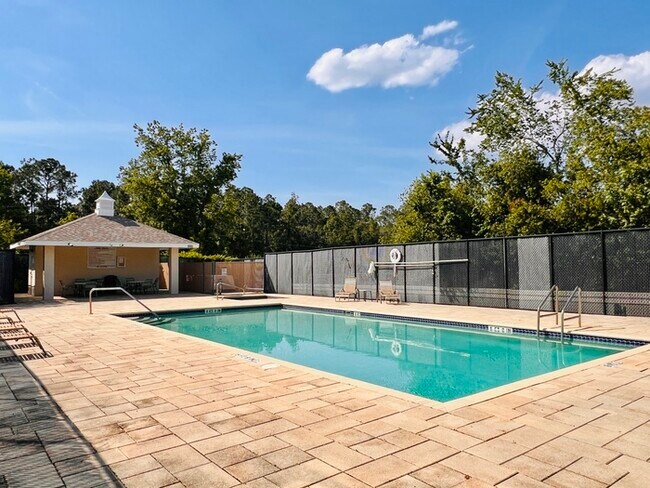 Building Photo - Completely Renovated 3 Bed 2 Bath Condo