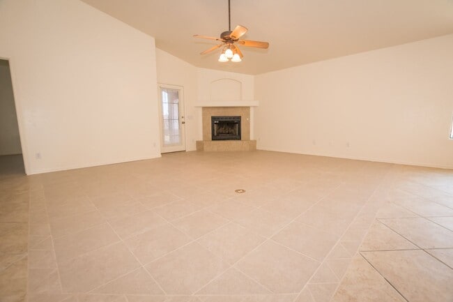 Building Photo - Charming 3-bedroom, 2-bathroom Home w/ 2 C...