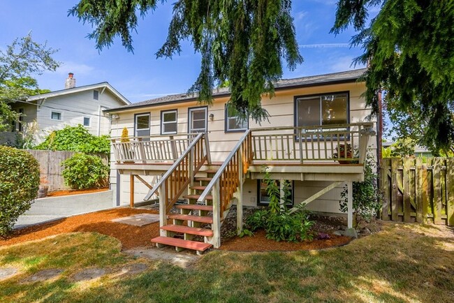 Building Photo - Light and Bright West Seattle Charmer in H...