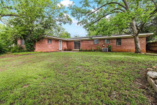 Building Photo - 1618 University Dr
