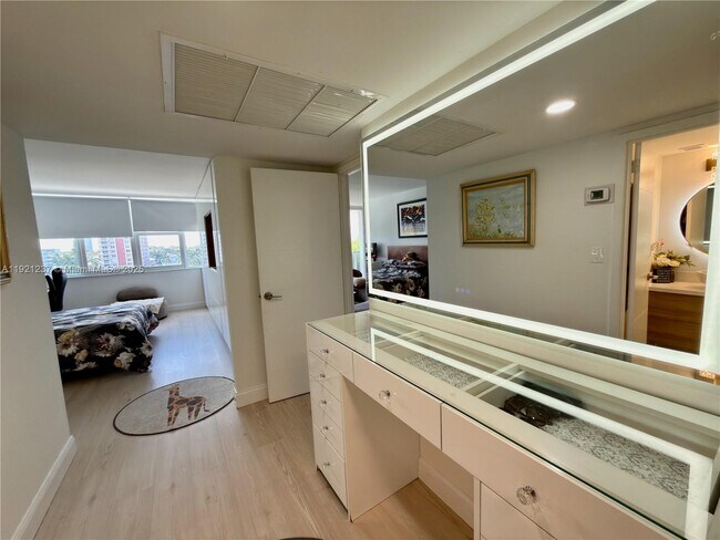 Building Photo - 3140 S Ocean Dr