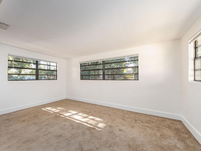 Building Photo - 2242 Indian Ave S