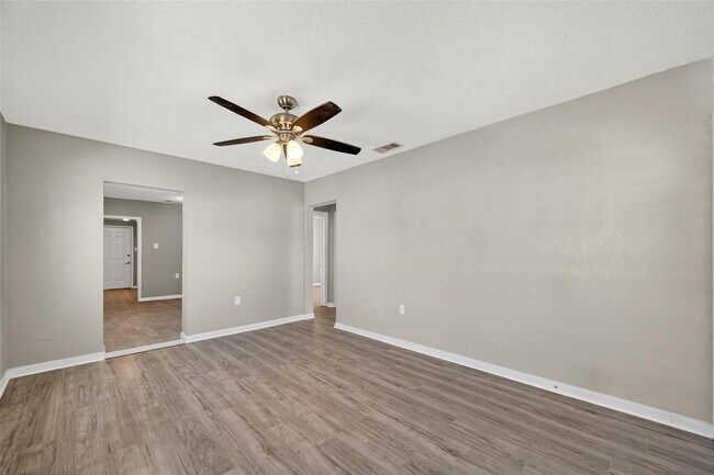 Building Photo - 2313 35th Ave N