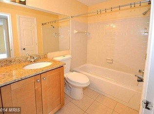 both baths are full. - 1527 Lincoln Way